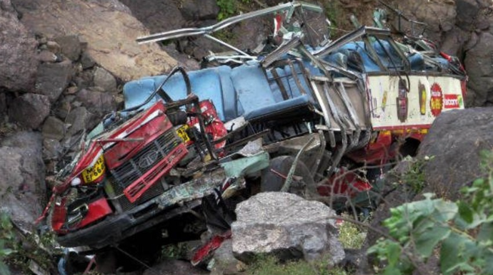 Pakistanda avtobus dərəyə aşıb, 19 nəfər ölüb