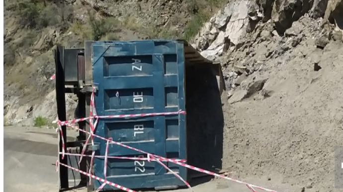 Laçında yük maşını aşıb - VİDEO - FOTO