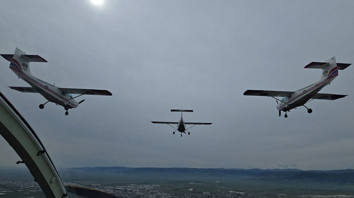 Gənc hərbi pilotların təlim uçuşu - VİDEO 