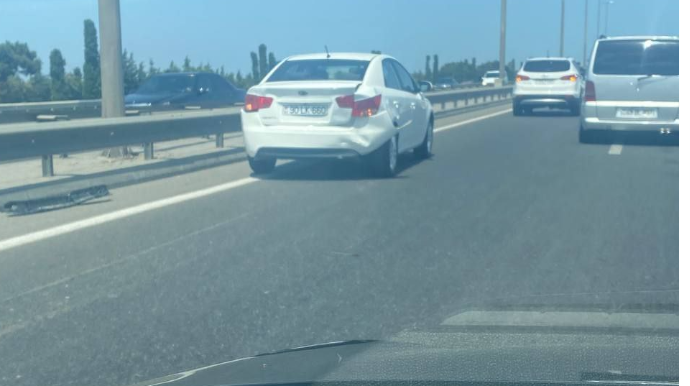 Aeroport yolunda zəncirvari qəza oldu, sıxlıq yarandı   - FOTO