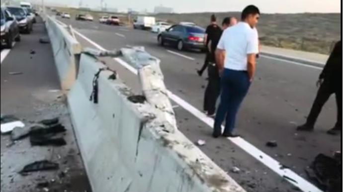 Bakı Dairəvi Yolunda qəza: "BMW" betona çırpıldı - VİDEO