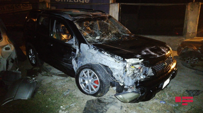 Sumqayıtda maşın aşıb, sürücü və sərnişin yaralanıb - FOTO - VİDEO