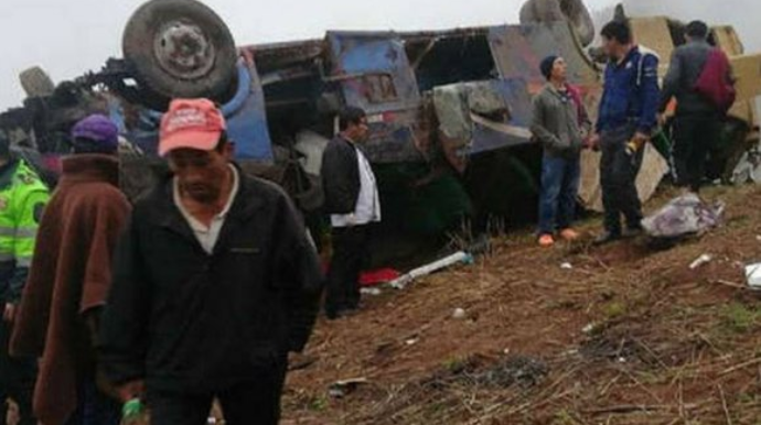 İnsanları daşıyan yük maşını aşdı; 2 ölü, 17 yaralı 