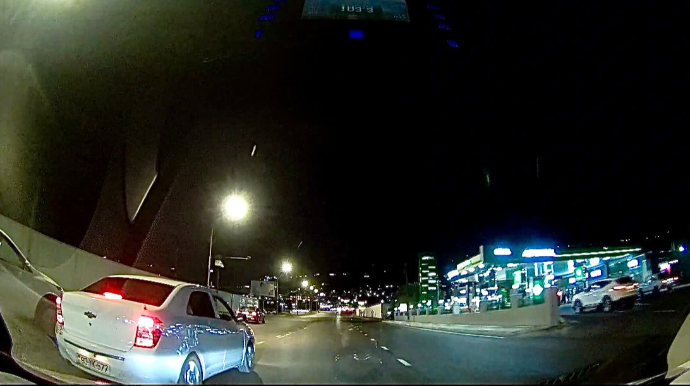 İki zolağın arasına girən sürücü baxın necə təhlükə saçdı    - VİDEO