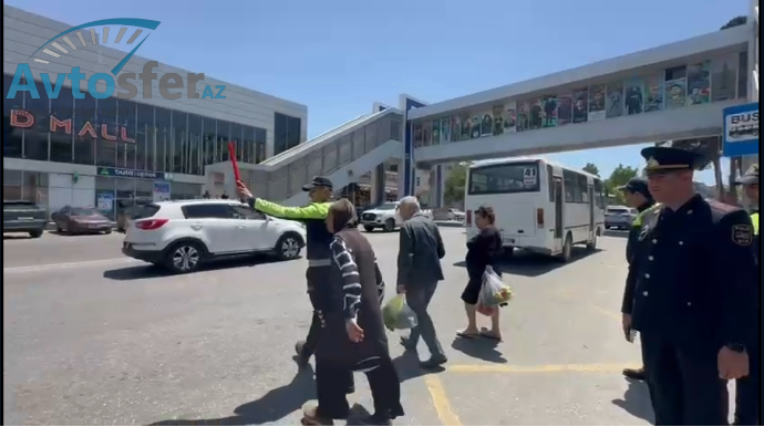 Keçid xarab oldu; yol polisi piyadalara bu cür kömək etdi  - VİDEO