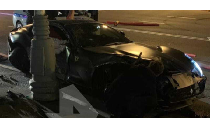 “Şou” göstərən sürücü “Ferrari”ni dirəyə çırpdı - VİDEO