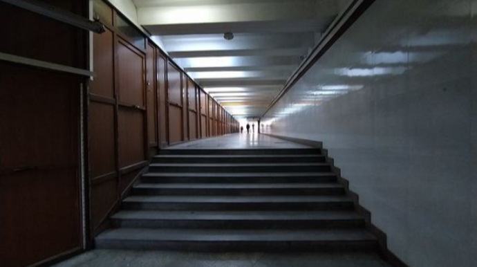 Bakıda özəl ərazinin sahibi “tapılmır”:  “20 Yanvar” stansiyasındakı piştaxtalar niyə yığışdırılmır?