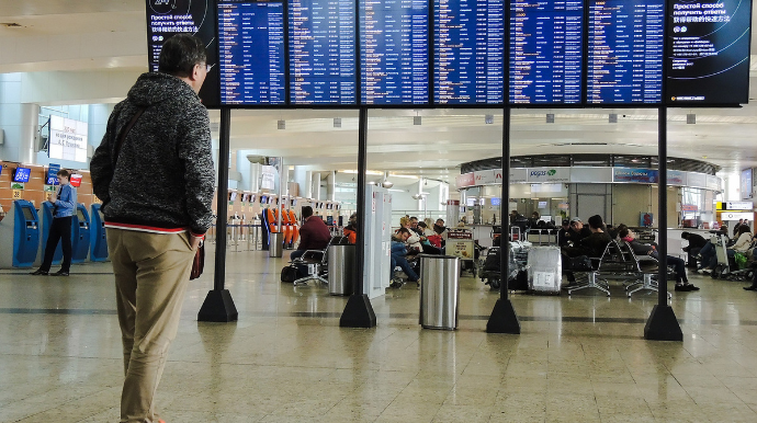 Moskvada uçuş üçün qeydiyyata gecikən kişi hava limanında şüşələri sındırdı – VİDEO   