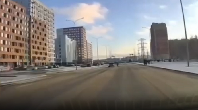 Vəsiqəsiz yeniyetmə “Mercedes”lə 8 yaşlı uşağı vurdu; bölməyə düşdü - VİDEO