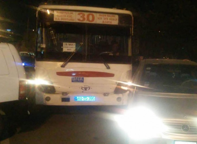 Marşrut avtobusu ilə minik avtomobili toqquşub - FOTO