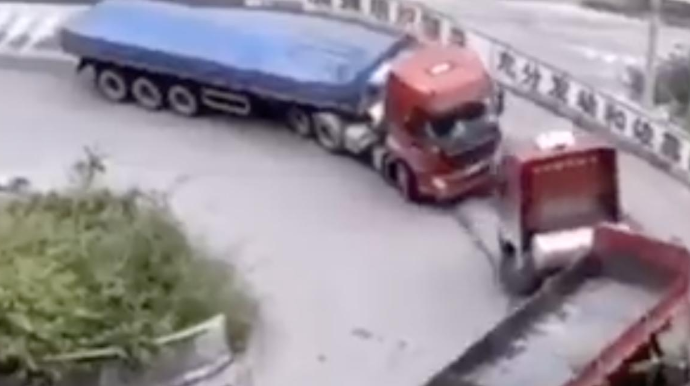 Dağ yolunda 2 yük avtomobili toqquşdu  - VİDEO