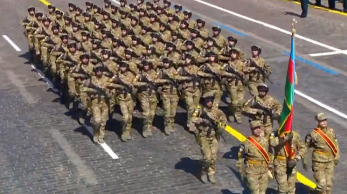 Azərbaycan Silahlı Qüvvələrinin hərbçiləri Moskvadakı paradda keçid ediblər - VİDEO 