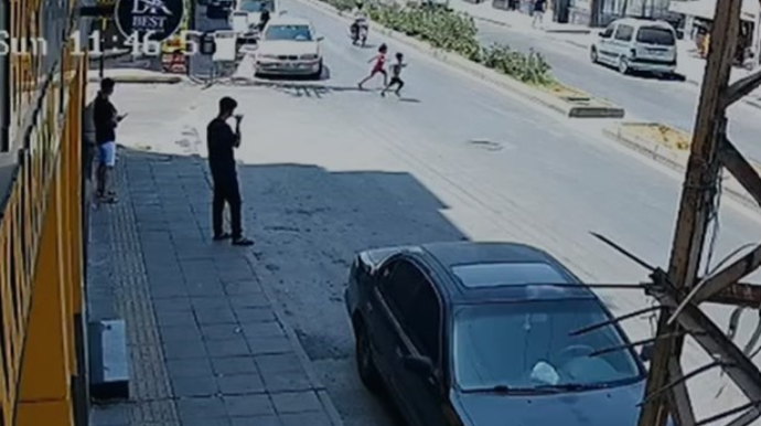 Yolu qaçaraq keçən bacı-qardaşı motosiklet vurdu; biri öldü – VİDEO (+18) 