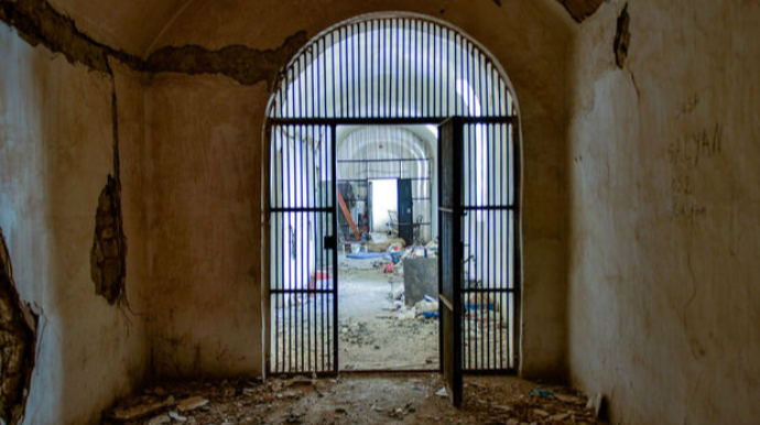 Ermənilər tərəfindən dırnaqları çıxarılan gitaraçı saxlandığı həbsxanada  - VİDEO