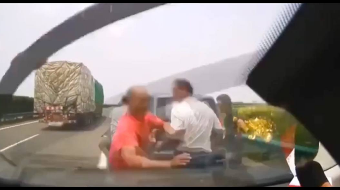 Naşı sürücü magistral yolda dəhşət saçdı  - VİDEO
