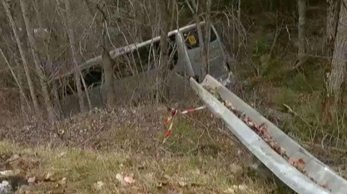 Məktəbliləri daşıyan avtobus Alp dağlarında dərəyə yuvarlandı: 20 nəfər...   - FOTO