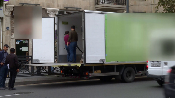 Bu maşınlar Bakıda tıxaca səbəb olur - Bəs çıxış yolu nədir? - VİDEO