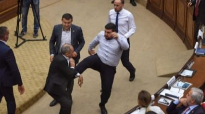 Erməni deputatlar bu dəfə təpik-yumruq davasına çıxdılar  - VİDEO
