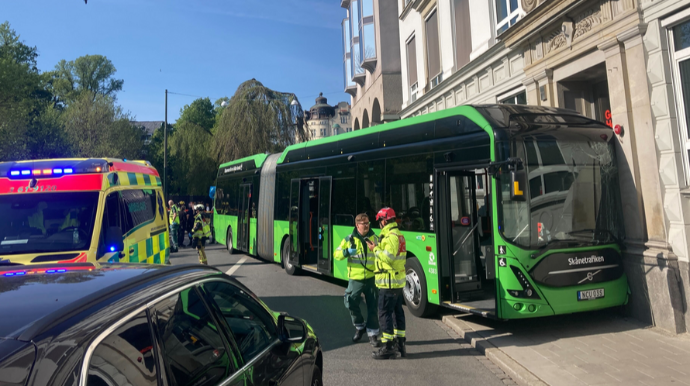 Sərnişin avtobusu binanın divarına çırpıldı:  xəsarət alanlar var - VİDEO 