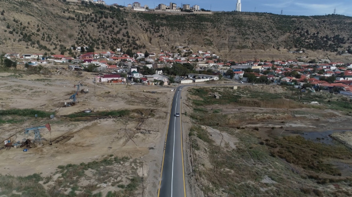 Təhlükəli şəraitdə avtobus gözləyən vətəndaşların səsi eşidildi; bu küçəyə dayanacaq quraşdırılır - VİDEO 