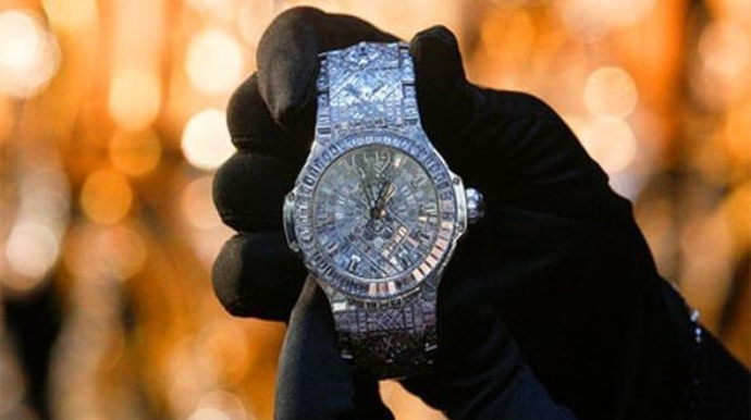 Ticarət mərkəzindən 1 300 manatlıq qol saatı oğurlandı 