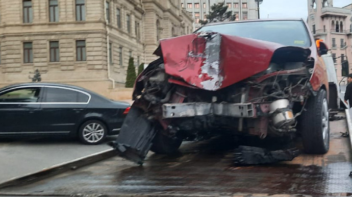 Bakıda taksi sürücüsü qəza törədib, xəsarət alan var   - FOTO