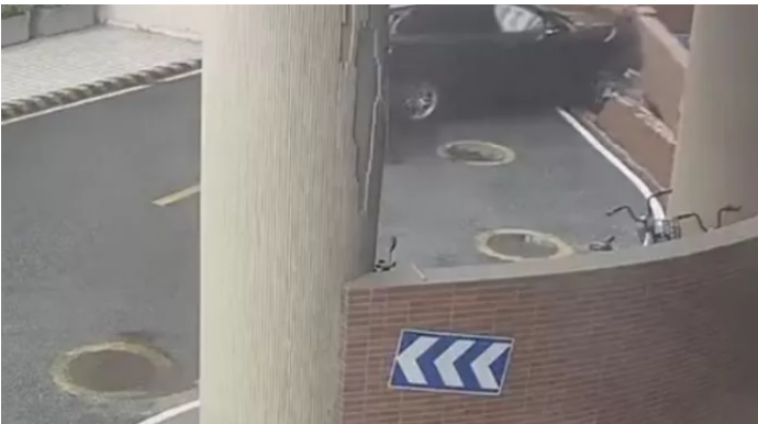 Qazla tormoz səhv düşəndə belə olur - "Porcshe" divarı dağıtdı  - VİDEO