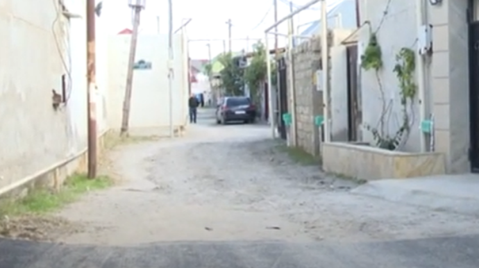 Bakıda bu küçənin təmiri yarımçıq qalıb   - VİDEO