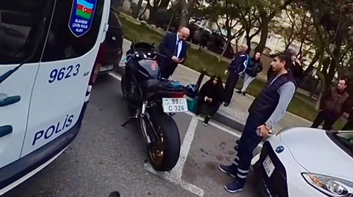 Bakıda təcili yardım maşınıyla motosiklet toqquşdu; qadın sürücü yaralandı - VİDEO