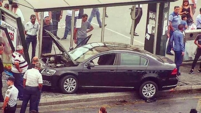 Bakıda “Passat" nişanlı cütlüyü belə vurdu - Qəza anı - VİDEO