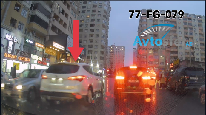 Sıxlıqda qalmamaq üçün əks yola çıxıb qəza riski yaratdı  - VİDEO