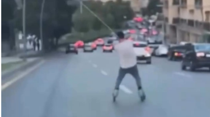 “Azdrama”nın yanında maşınların arası ilə rolik sürən gənc təhlükə saçdı - VİDEO 