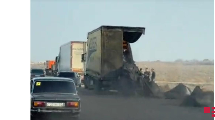 Goranboyda "TIR" "KamAZ"la toqquşdu, xeyli kömür yola dağıldı   - FOTO