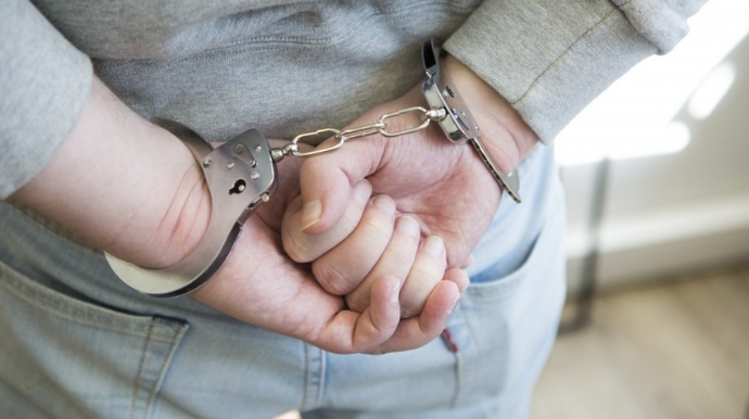 Çimərlikdə avtomobillərdən telefon və pul oğurlayan şəxslər saxlanılıb 