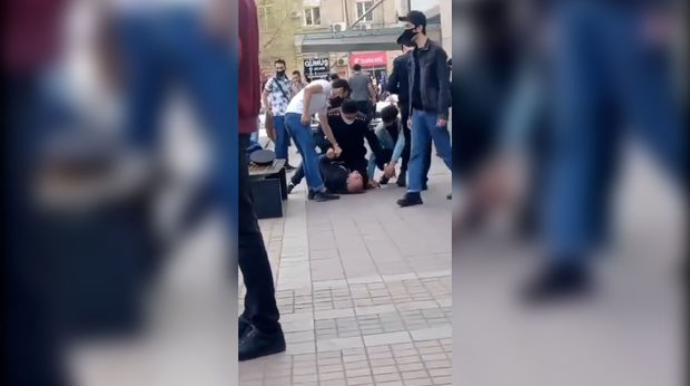 Bakıda maskasız şəxsdən qəribə addım: Küçənin ortasında ingiliscə qışqırdı  - VİDEO