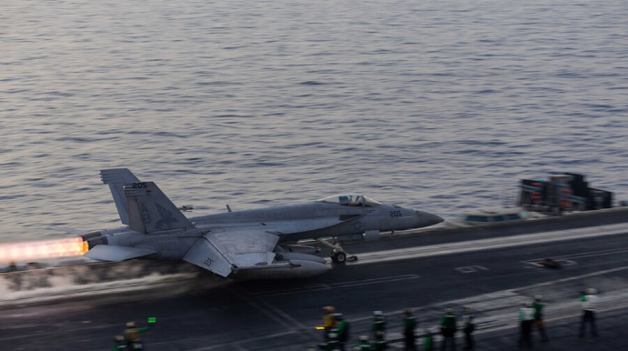 ABŞ qırıcısı yenə Qırmızı dənizə düşdü