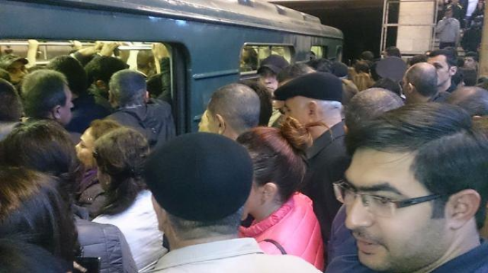 Sədr müavini metrodakı sərnişin sıxlığından DANIŞDI 