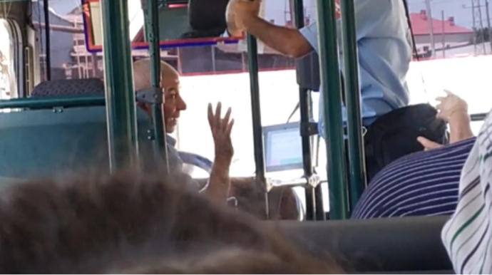Sürücü sərnişinə görə avtobusu saxlayıb “getmirəm” dedi - VİDEO