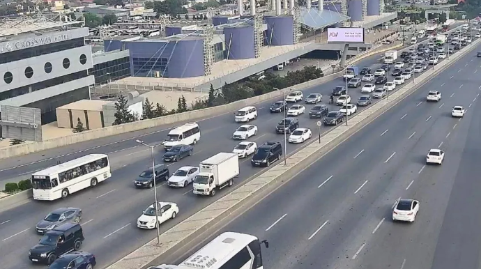 Bəzi yollarda sıxlıq yarandı - SİYAHI
