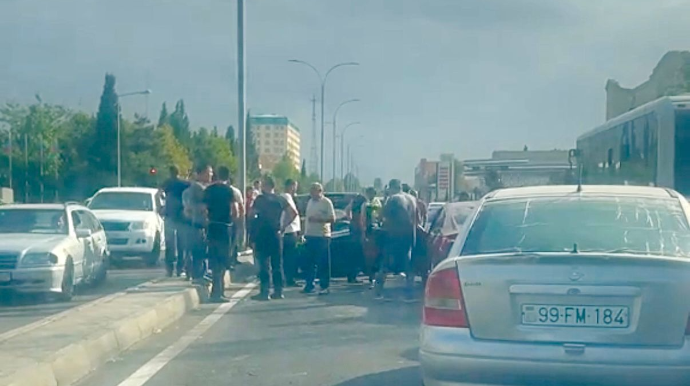 Gəncədə zəncirvari qəza:  “Chevrolet”, “Mercedes və “Skoda” toqquşdu   - VİDEO