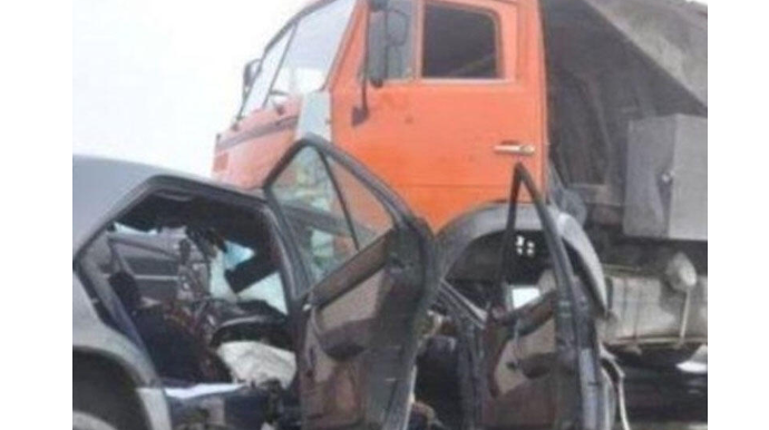 Minik maşını "Kamaz"la toqquşdu - Bacı-qardaş xəsarət aldı