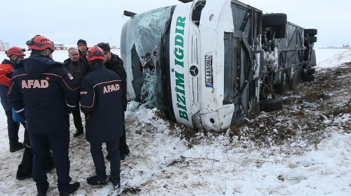 Avtobus aşdı - 23 nəfər yaralanıb 