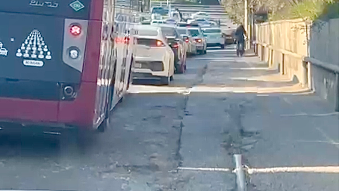 Yeni Ramana yolunda təhlükə: Uzun çuxurlar avtomobillərə ziyan vurur   - VİDEO