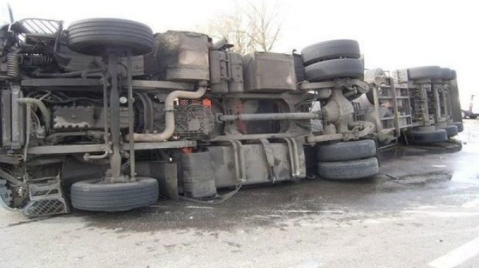 На трассе Баку-Сумгайыт произошло ДТП с участием грузовика - ВИДЕО