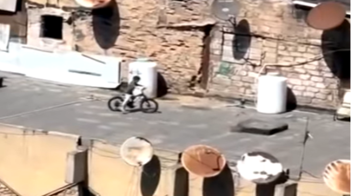 Bakıda uşaqlar binanın damında velosiped sürür - VİDEO
