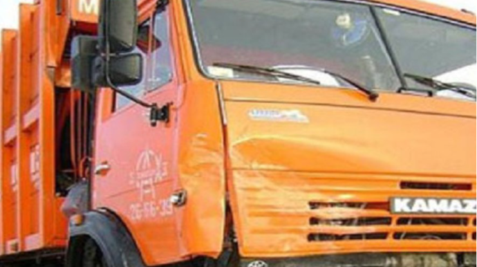 “KamAZ” yol kənarında dayanan piyadanı vurdu 