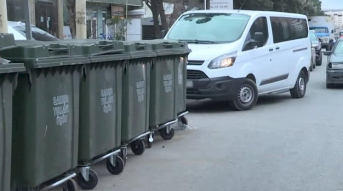 Bakıda şəhidlərin abidəsi önünə zibil qutuları qoyulub - VİDEO 