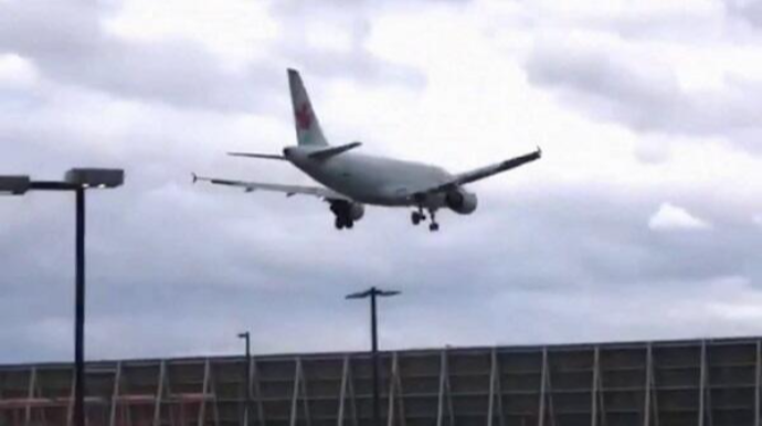 Təyyarədə qorxulu anlar: motordan alovlar çıxdı - VİDEO