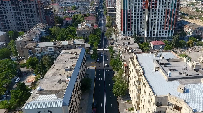 Sürücü maşını məhəllənin girişində saxlayıb səkini də zəbt etdi – 10-RD-199 - FOTO 