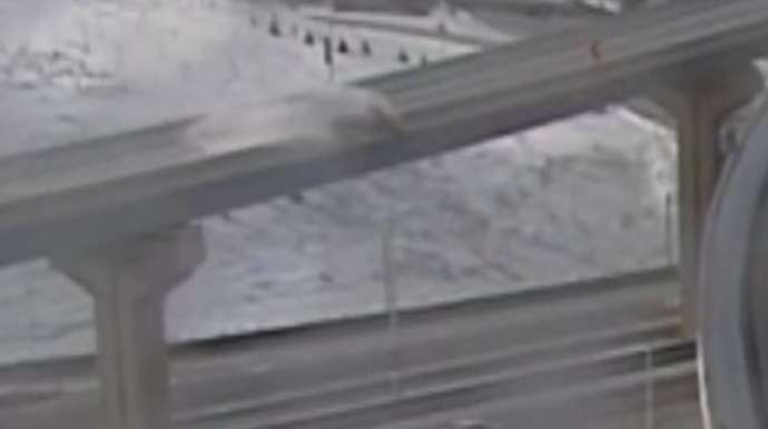 Maşın körpüdən aşaraq magistral yola belə düşdü  - VİDEO